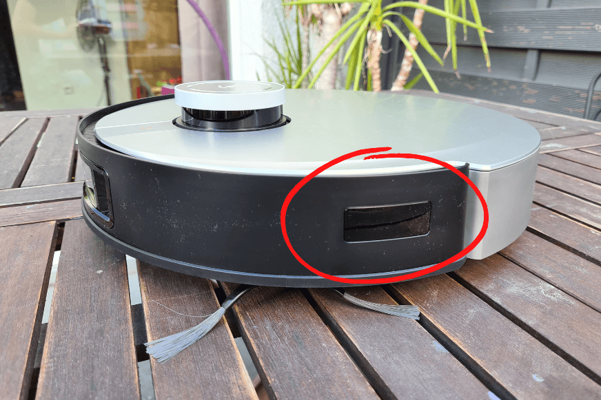 Der Wandsensor des Ecovacs Deebot X1 Turbo ist eingekreist
